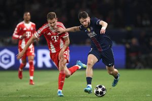 PARIS, PRANCIS - 28 APRIL: Aleksandar Pavlovic dari FC Bayern Munich dihalangi oleh Khvicha Kvaratskhelia dari Paris Saint-Germain selama pertandingan Leg Pertama Semifinal Liga Champions UEFA 2025/26 antara Paris Saint-Germain dan FC Bayern München di Parc des Princes pada 28 April 2026 di Paris, Prancis. (Foto oleh Alex Grimm/Getty Images)