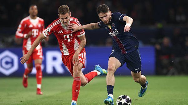 PARIS PRANCIS 28 APRIL Aleksandar Pavlovic dari FC Bayern Munich dihalangi oleh Khvicha Kvaratskhelia dari Paris Saint Germain selama pertandingan Leg Pertama Semifinal Liga Champions UEFA 202526 antara Paris Saint Germain dan FC Bayern München di Parc des Princes pada 28 April 2026 di Paris Prancis Foto oleh Alex GrimmGetty Images