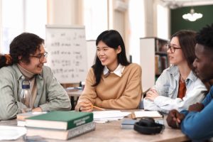 Ilustrasi kuliah di luar negeri. Foto: iStock/mediaphotos