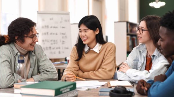 Ilustrasi kuliah di luar negeri. Foto: iStock/mediaphotos