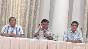 jk-saat-jumpa-pers-di-rumahnya-1776509869962_169