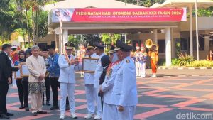 kemendagri-memberi-penghargaan-ke-pemda-pemda-atas-skor-laporan-evaluasi-penyelenggaraan-daerah-dki-jakarta-mendapat-pencapaia-1777261527021_169