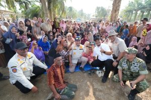 ketua-satuan-tugas-percepatan-rehabilitasi-dan-rekonstruksi-satgas-prr-pascabencana-sumatra-tito-karnavian-menemui-warga-terda-1775393778000