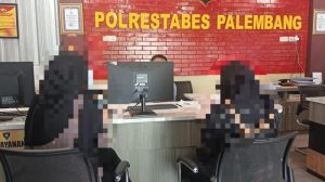 korban-ditemani-keluarganya-melaporkan-bapak-kos-yang-melecehkannya-1776062345056_169