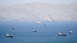 lalu-lintas-kapal-di-selat-hormuz-melambat-1777444059028_169
