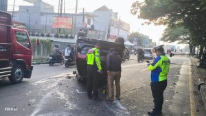 mobil-fortuner-mengalami-kecelakaan-hingga-terbalik-di-jalan-transyogi-cibubur-akibat-pengemudi-microsleep-1775275722967_169