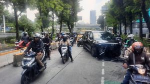 mobil-listrik-menabrak-pembatas-busway-di-samping-gerbang-tol-slipi-2-jakarta-barat-lalu-lintas-macet-hingga-tomang-dok-tmc-po-1776048521876_169