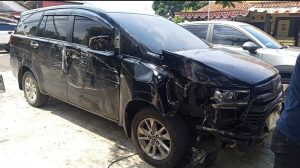 mobil-yang-dikendarai-kepala-dinas-kabupaten-pandeglang-menabrak-kerumunan-siswa-sdn-sukaratu-5-satu-orang-siswa-dilaporkan-me-1777542019452_169