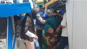 polisi-mengevakuasi-penumpang-kapal-km-ansori-yang-mati-mesin-di-kepulauan-seribu-1775191972313_169