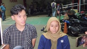riza-dan-catherine-teman-dari-salah-satu-korban-meninggal-akibat-kecelakaan-kereta-di-bekasi-1777388642116_169