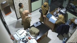 salah-satu-korban-penipuan-pns-saat-berada-di-salah-satu-ruang-kantor-pemkab-gresik-1775704345147_169