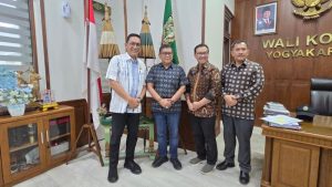 sekjen-dpp-pdi-perjuangan-hasto-kristiyanto-didampingi-eko-suwanto-bertemu-walikota-hasto-wardoyo-dan-wawali-wawan-harmawan-ka-1775739372834_169