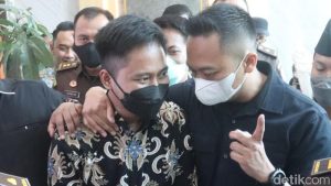 tersangka-kasus-quotex-doni-salmanan-saat-proses-pelimpahan-kasus-dari-bareskrim-ke-kejati-jabar-2_169