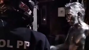 video-pengemudi-mobil-terlibat-cekcok-dengan-pengamen-manusia-silver-viral-di-medsos-petugas-kepolisian-dan-satpol-pp-mengaman-1776400940260_169