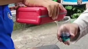 viral-di-media-sosial-sekelompok-pria-di-makassar-meminum-oli-1775713311921_169