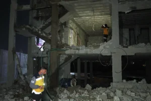 FILE — Anggota Pertahanan Sipil Suriah memeriksa sebuah bangunan setelah puing-puing dari rudal Iran berjatuhan, melukai sedikitnya empat orang, termasuk tiga anak-anak, menurut kantor berita negara Suriah SANA, di kota Ain Terma, dekat Damaskus, Suriah, 1 Maret 2026. (AP Photo/Ghaith Alsayed, File)