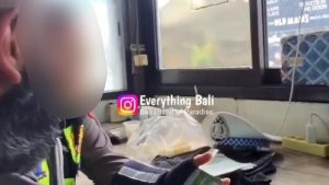 dua-polisi-nyaris-melakukan-pungli-rp-500-ribu-kepada-sepasang-turis-asing-di-simpang-semer-kelurahan-kerobokan-kelod-kecamata-1777539532793_169