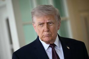 TOPSHOT - Presiden AS Donald Trump berbicara kepada pers di luar Ruang Oval di Gedung Putih di Washington, DC, pada 13 April 2026. Trump menolak untuk meminta maaf pada hari Senin karena mengkritik Paus Leo XIV, setelah Paus menyerukan diakhirinya kekerasan dalam perang Iran. "Tidak ada yang perlu dis माफीkan. Dia salah," kata Trump kepada wartawan, sehari setelah unggahan dan komentar di media sosial yang mengecam Paus kelahiran AS tersebut. (Foto oleh Brendan SMIALOWSKI / AFP via Getty Images)