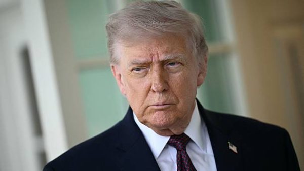 TOPSHOT - Presiden AS Donald Trump berbicara kepada pers di luar Ruang Oval di Gedung Putih di Washington, DC, pada 13 April 2026. Trump menolak untuk meminta maaf pada hari Senin karena mengkritik Paus Leo XIV, setelah Paus menyerukan diakhirinya kekerasan dalam perang Iran. "Tidak ada yang perlu dis माफीkan. Dia salah," kata Trump kepada wartawan, sehari setelah unggahan dan komentar di media sosial yang mengecam Paus kelahiran AS tersebut. (Foto oleh Brendan SMIALOWSKI / AFP via Getty Images)
