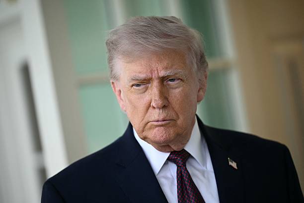 TOPSHOT - Presiden AS Donald Trump berbicara kepada pers di luar Ruang Oval di Gedung Putih di Washington, DC, pada 13 April 2026. Trump menolak untuk meminta maaf pada hari Senin karena mengkritik Paus Leo XIV, setelah Paus menyerukan diakhirinya kekerasan dalam perang Iran. "Tidak ada yang perlu dis माफीkan. Dia salah," kata Trump kepada wartawan, sehari setelah unggahan dan komentar di media sosial yang mengecam Paus kelahiran AS tersebut. (Foto oleh Brendan SMIALOWSKI / AFP via Getty Images)