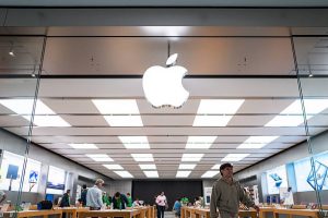 AUSTIN, TEXAS - 30 APRIL: Sebuah toko Apple terlihat di pusat perbelanjaan Barton Creek Square pada 30 April 2026 di Austin, Texas. Apple Inc. melaporkan pendapatan kuartal kedua fiskal 2026 sebesar $111,2 miliar, menandai peningkatan 17% dibandingkan tahun sebelumnya. (Foto oleh Brandon Bell/Getty Images)