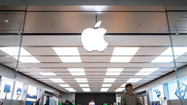 AUSTIN, TEXAS - 30 APRIL: Sebuah toko Apple terlihat di pusat perbelanjaan Barton Creek Square pada 30 April 2026 di Austin, Texas. Apple Inc. melaporkan pendapatan kuartal kedua fiskal 2026 sebesar $111,2 miliar, menandai peningkatan 17% dibandingkan tahun sebelumnya. (Foto oleh Brandon Bell/Getty Images)