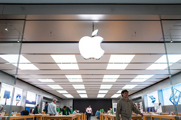 AUSTIN, TEXAS - 30 APRIL: Sebuah toko Apple terlihat di pusat perbelanjaan Barton Creek Square pada 30 April 2026 di Austin, Texas. Apple Inc. melaporkan pendapatan kuartal kedua fiskal 2026 sebesar $111,2 miliar, menandai peningkatan 17% dibandingkan tahun sebelumnya. (Foto oleh Brandon Bell/Getty Images)
