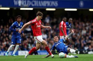 LONDON, INGGRIS - 04 Mei 2026: Ryan Yates dari Nottingham Forest dihadang oleh Enzo Fernandez dari Chelsea selama pertandingan Liga Premier antara Chelsea dan Nottingham Forest di Stamford Bridge pada 04 Mei 2026 di London, Inggris. (Foto oleh Chris Lee - Chelsea FC/Chelsea FC via Getty Images)