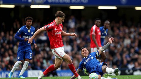LONDON, INGGRIS - 04 Mei 2026: Ryan Yates dari Nottingham Forest dihadang oleh Enzo Fernandez dari Chelsea selama pertandingan Liga Premier antara Chelsea dan Nottingham Forest di Stamford Bridge pada 04 Mei 2026 di London, Inggris. (Foto oleh Chris Lee - Chelsea FC/Chelsea FC via Getty Images)