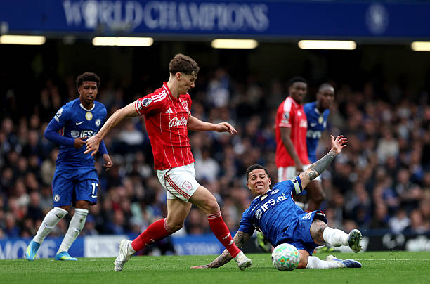 LONDON, INGGRIS - 04 Mei 2026: Ryan Yates dari Nottingham Forest dihadang oleh Enzo Fernandez dari Chelsea selama pertandingan Liga Premier antara Chelsea dan Nottingham Forest di Stamford Bridge pada 04 Mei 2026 di London, Inggris. (Foto oleh Chris Lee - Chelsea FC/Chelsea FC via Getty Images)