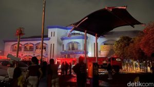 kondisi-metro-sport-center-di-kecamatan-semarang-selatan-kota-semarang-usai-terbakar-senin-452026-malam-1777906854375_169