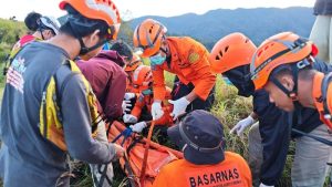 tim-sar-gabungan-mengevakuasi-korban-terkena-petir-di-gunung-monrolo-1779677118218_169