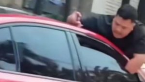 viral-video-pria-yang-menempel-di-kap-mobil-1777727207217_169
