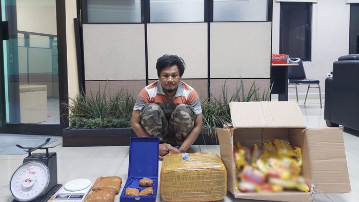 bareskrim-polri-menangkap-seorang-kurir-narkoba-dan-menyita-paket-mi-instan-isi-52-kilogram-ganja-di-malang-jawa-timur-1781523047003_169