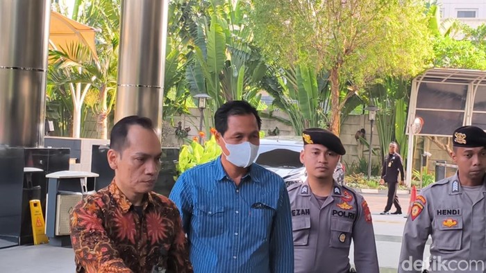 bupati-muara-enim-edison-tiba-di-gedung-merah-putih-kpk-usai-terjaring-ott-kpk-kemeja-biru-kurniawandetikcom-1780970208127_169