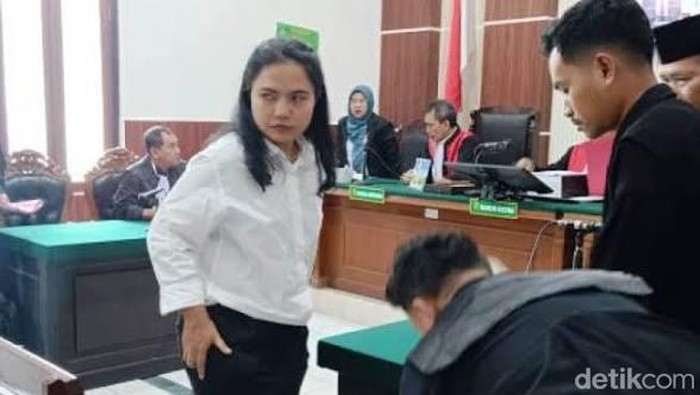 caption-terdakwa-indah-catur-agustin-saat-menjalani-sidang-tuntutan-di-pn-surabaya-1780543941291_169
