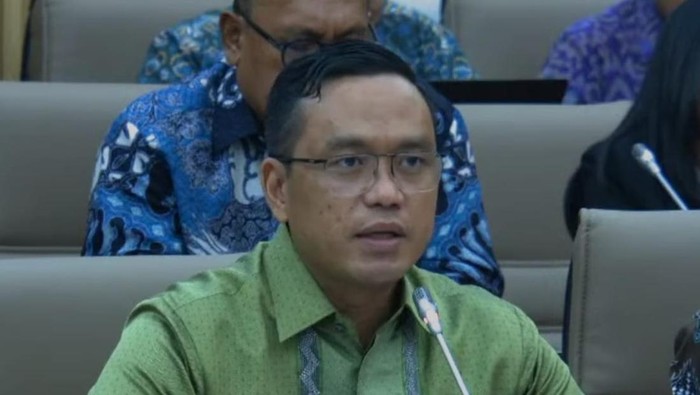 direktur-utama-pertamina-simon-aloysius-mantiri-1741700686716_169