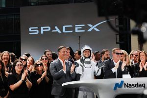 NEW YORK, NEW YORK - 12 Juni: Karyawan SpaceX merayakan penutupan pasar penawaran umum perdana (IPO) SpaceX di Nasdaq Marketsite pada 12 Juni 2026, di Kota New York. SpaceX mulai diperdagangkan pada hari Jumat dengan kode saham SPCX setelah penawaran umum perdana terbesar yang pernah ada. Elon Musk, pendiri, CEO, dan Kepala Insinyur SpaceX (Space Exploration Technologies Corp.), akan menjadi triliuner pertama di dunia. SpaceX ditutup sedikit di atas $161 per saham, naik lebih dari 19 persen dari harga IPO-nya. (Foto oleh Spencer Platt/Getty Images)