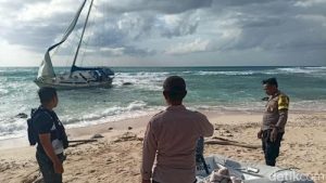 kapal-yacht-asal-australia-yang-terdampar-di-bibir-pantai-kabupaten-rote-ndao-ntt-1781703916922_169