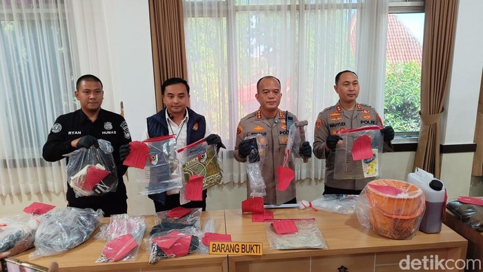 kapolresta-banyumas-kombes-petrus-silalahi-kedua-kanan-menunjukkan-barang-bukti-kasus-pembunuhan-berencana-terhadap-dua-wanita-1781519836462_169