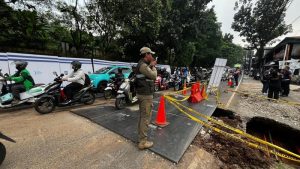 kondisi-lalu-lintas-di-jalan-amblas-jalan-raya-lenteng-agung-jakarta-selatan-sabtu-3052026-1780119260348_169