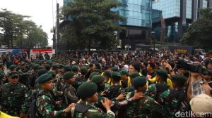 mahasiswa-dan-massa-aksi-tertahan-di-kawasan-tosari-saat-menuju-bundaran-hi-1781254892464_169