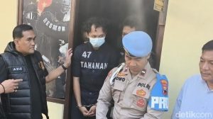 mahasiswa-semarang-ibra-maulana-23-saat-digiring-petugas-ke-ruang-tahanan-di-mapolsek-ngaliyan-1780902620080_169