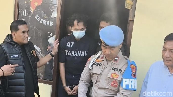 mahasiswa-semarang-ibra-maulana-23-saat-digiring-petugas-ke-ruang-tahanan-di-mapolsek-ngaliyan-1780902620080_169