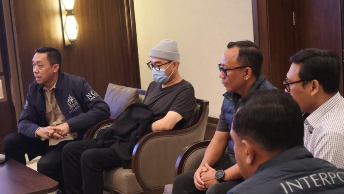 michael-steven-bos-kresna-life-pakai-kupluk-ditangkap-interpol-di-maroko-1782103179166_169