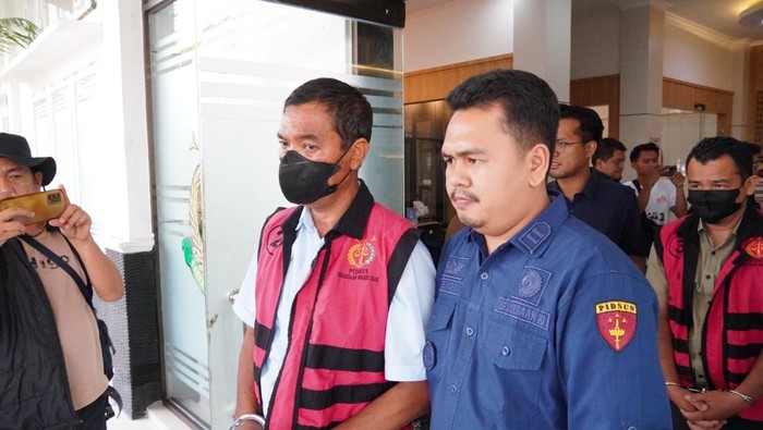 para-pelaku-saat-akan-ditahan-dok-kejari-siak-1782395286879_169
