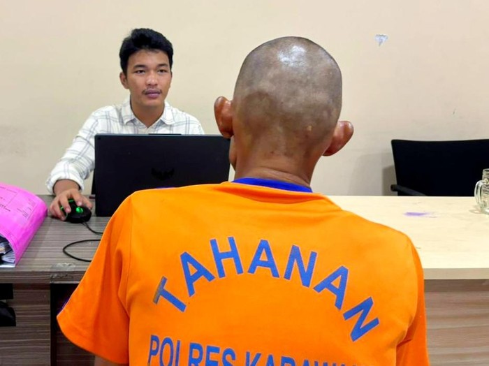 pelaku-pencabulan-anak-di-telagasari-karawang-saat-diperiksa-di-mapolres-karawang-1781331656506_43