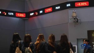 pengunjung-mengamati-layar-digital-pergerakan-indeks-harga-saham-gabungan-ihsg-di-bursa-efek-indonesia-jakarta-kamis-462026-1780551448209_169