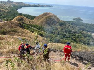 petugas-memadamkan-api-di-lahan-terbuka-bukit-sylvia-labuan-bajo-manggarai-barat-ntt-kamis-1162026-dok-satpol-pp-manggarai-bar-1781187000294