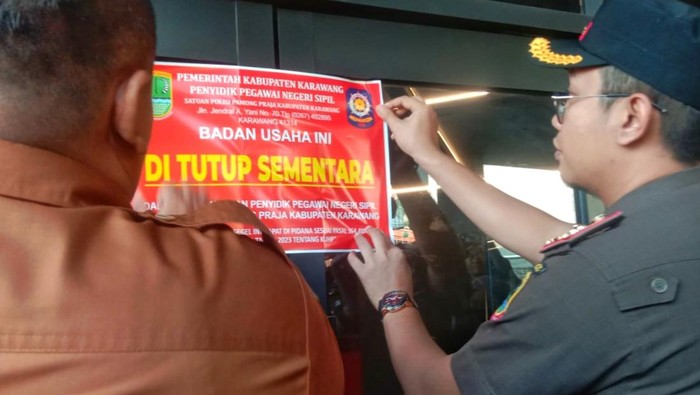 petugas-satpol-pp-kabupaten-karawang-saat-menyegel-helens-night-mart-usai-viral-pesta-gay-1780919849118_169
